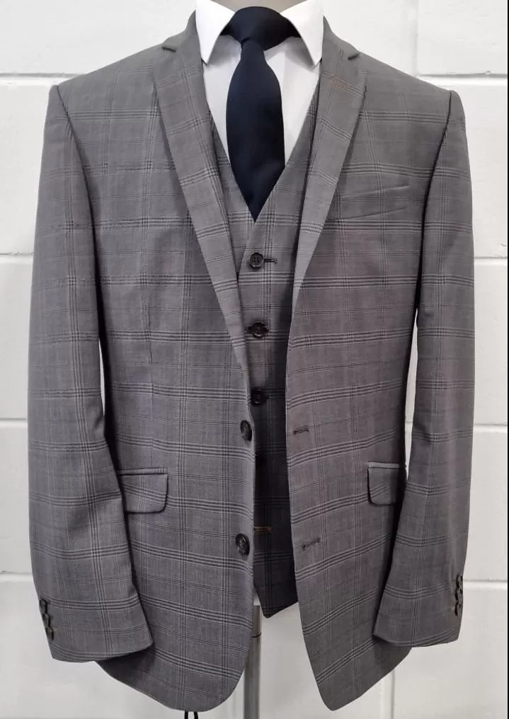 Barucci Howard Men's Grey Prince of Wales Check 3-Piece Suit Size 38R with 32R Trousers